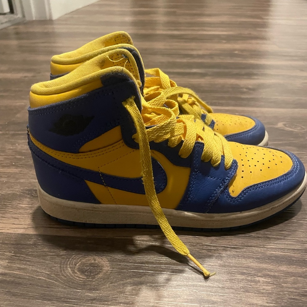 Like new high top boys Nike sneakers